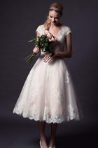 Spitze V-Ausschnitt Romantisches Brautkleid mit Gekappten Ärmeln mit Knöpfen